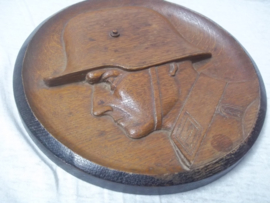 Houten wandbord, handgemaakt, diameter 22cm, een soldaat met Duitse staalhelm 1916, en op zijn epaulet nummer 1. zeer decoratief en professioneel gemaakt. dit zijn vrij moeilijk te vinden items.