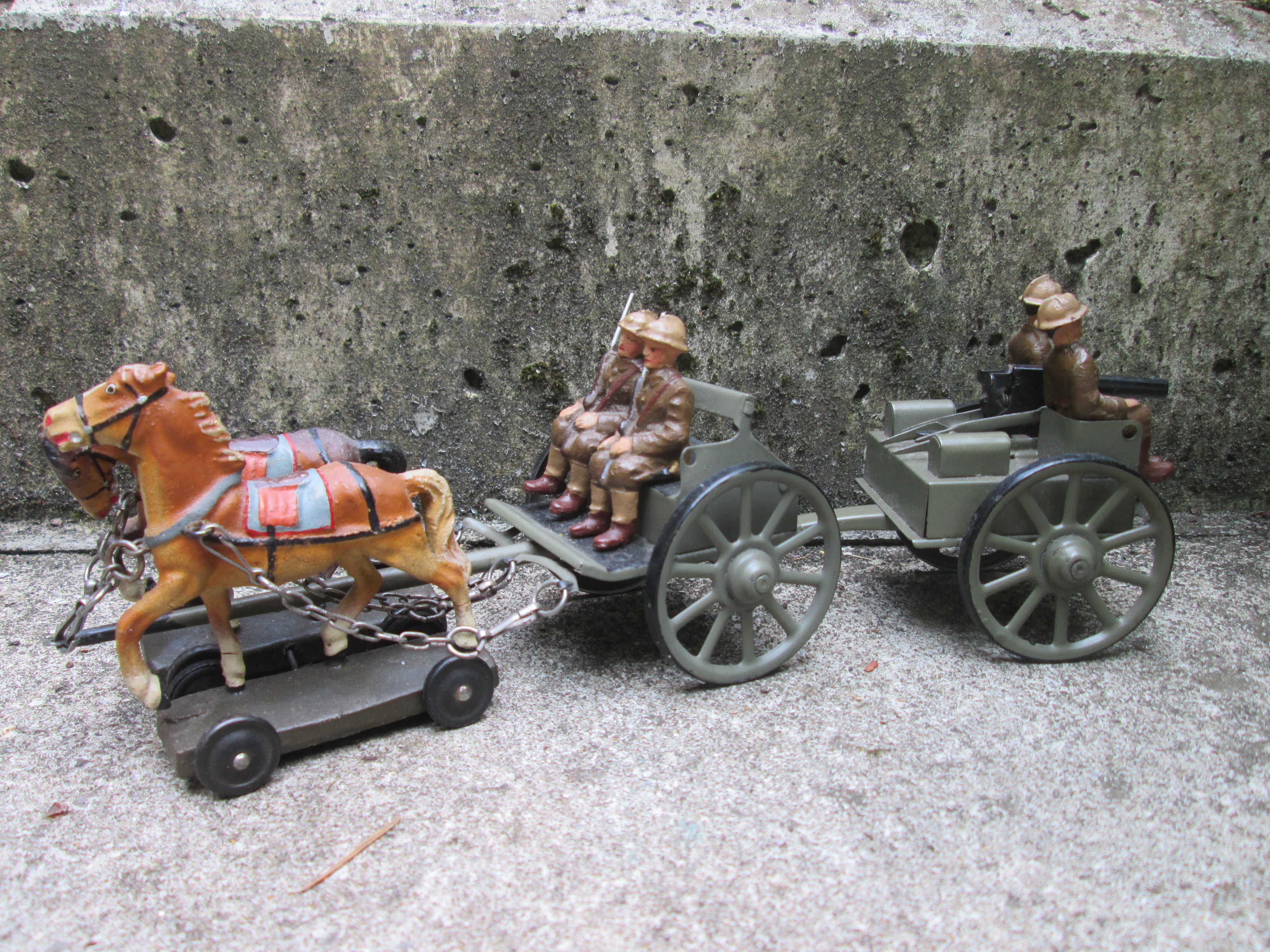 Blikken speelgoed, Belgische soldaten met kar getrokken door paarden met achterop een machinegeweer, zeer zeldzame en decoratieve set.
