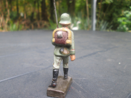 LINEOL Marching German soldier with backpack, smaler size. Marcherende Duitse soldaat met rugzak kleiner model goede staat.