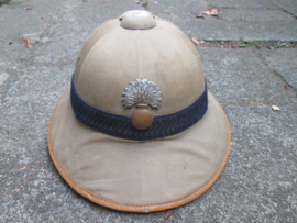French police pithhelmet San-Tropez and Marseille. Franse tropenhelm van de Politie Zuid-Frankrijk Marseille, San-Tropez. deze versie met blauwe band zie je niet zo vaak bijzonder stuk