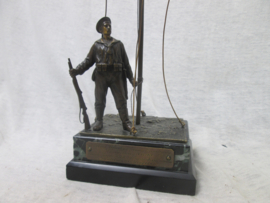 German statue of the Imperial Navy. Duits bronzen beeld van de Keizerlijke Marine, met een matroos van het Seebattalion die aan land gingen als een soort mariniers in China en Afrika. zeer bijzonder met herinneringsplaat datum 11- 11-  1915 Zeldzaam stuk