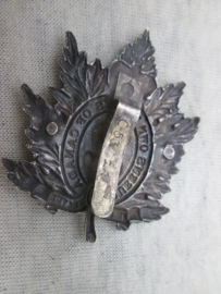 Britisch Canadian cap badge silver tone. WW2- Oueens own rifles of Canada.