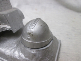 Inkset, with French armoured car and helmet, first worldwar. Inktstel, met Franse panserwagen en typische helm, (welke los zit). glazen inktpotje is ook weg. zeer decoratief en een stuk zeldzamer dan degene met de WO1  tank.