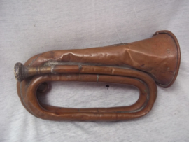 Dutch army bugle M-1897 with badge. Nederlandse signaalhoorn, bazuin M-1897 heeft wat meegemaakt, maar dit soort bazuinen zijn vrij zeldzaam ook gebruikt in de meidagen 1940.