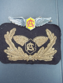 Cap badge Ceylon  Airlines, officer. Piloten pet embleem officier 1e piloot Ceylon Airlines.