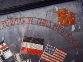 Duitse herinneringsplaat China. ALS ERINNERUNG AN DEN FELDZUG IN CHINA 1900 1901 1902 --  GOTT MIT UNS. afgebeeld Keizerlijke Marine adelaar met boot en vlaggen zilverdraad en chinees zijden TOP. 65x75 cm.