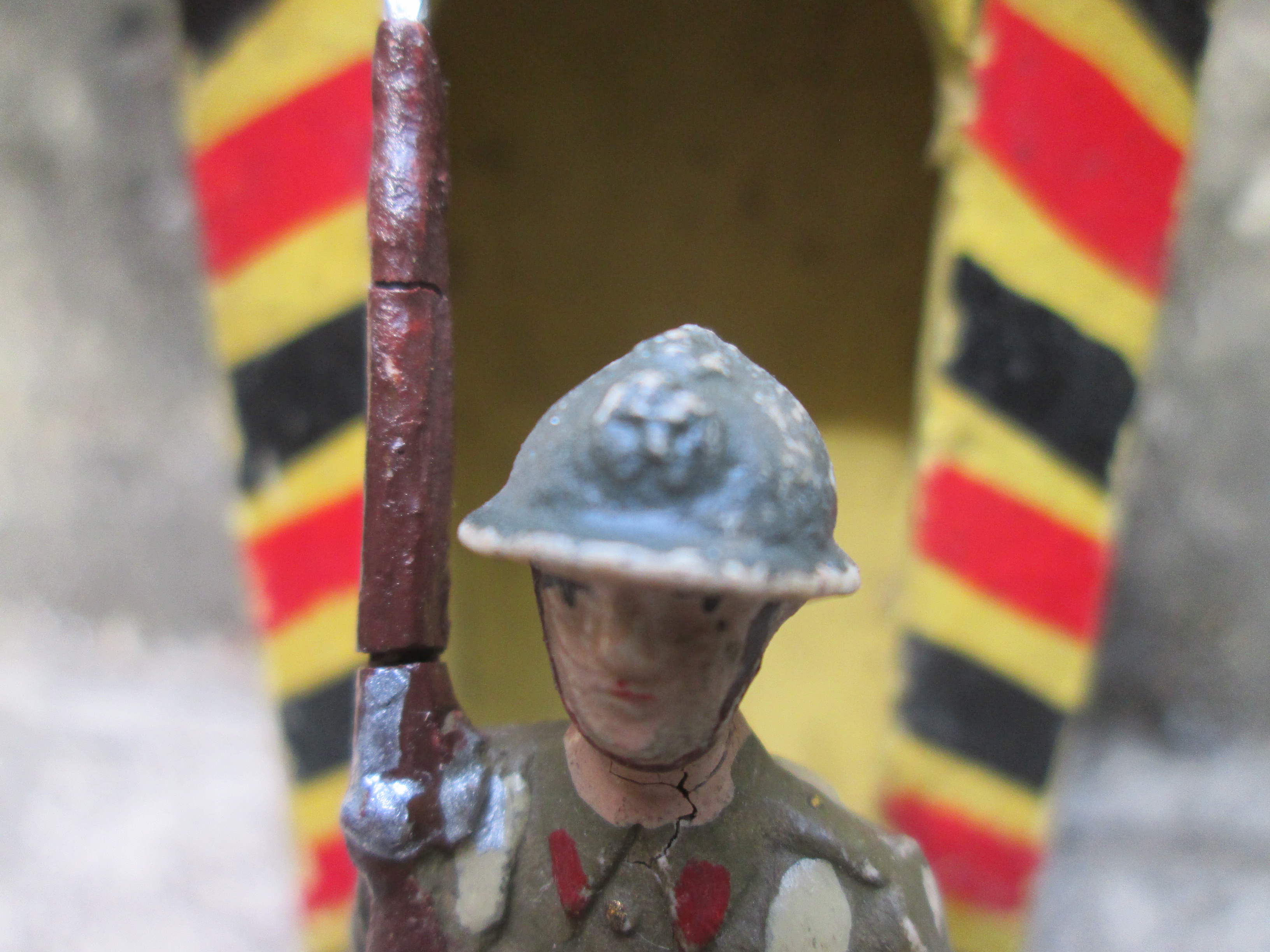 DURSO Belgium soldier on guard. Belgische soldaat op wacht met wachthuisje, leeuwembleem op de helm duidelijk zichtbaar zeldzaam stuk.