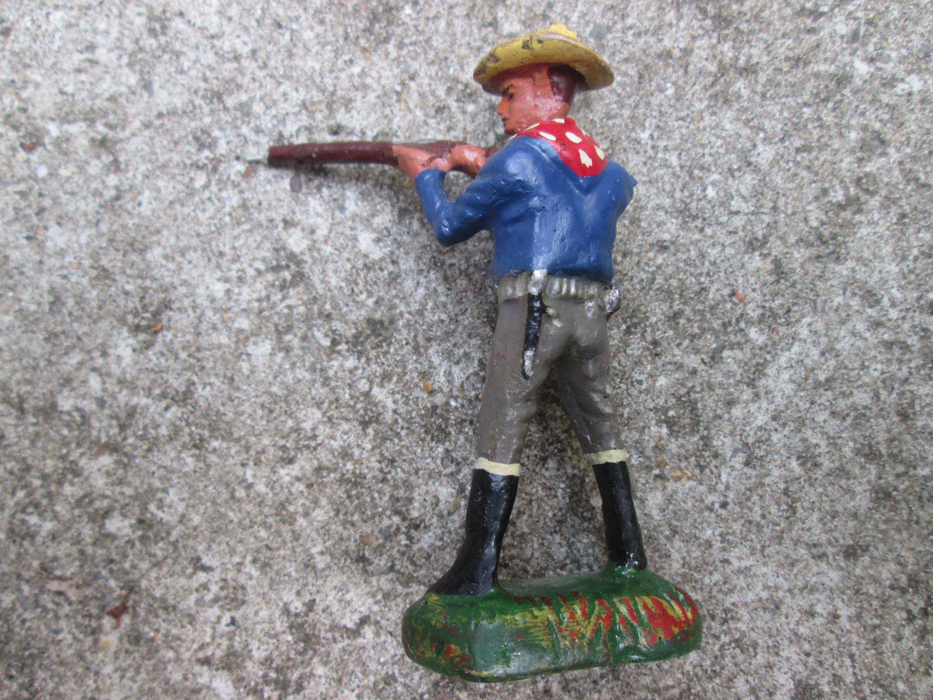 DURSO cowboy with rifle, Cowboy met geweer staand.