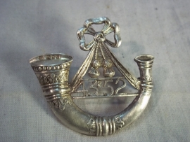 British officers badge hallmarked silver on the front. Engels baretembleem Light Infantry, officier, met zilver keuren voorop het embleem TOP
