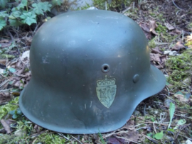 Norwegian helmet, German made.Noorse helm, Duits model 1942 met de twee decals van Noorwegen. Dit soort helmen zijn nu vrij zeldzaam, omdat vele omgebouwd zijn tot Duitse helmen, de 2 originele decals maken deze helm uniek, Model 42.
