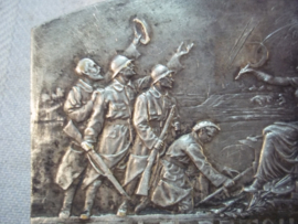 French plaque, soldiers back to civilisation "Le Retour". back from the colonies. Franse plaquette, soldaten terugkeer en terug naar normaal Oud-strijders uit de kolonie