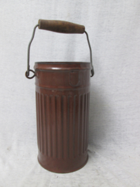 German gasmask tin, after the war rebuild as milkcontainer. Duits gasmasker bus, welke ze omgebouwd hebben tot melkkan of water kan, ze hebben het blik bruin geemaillerd bekend als KRIEGSSCHROT.