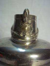 Cristal ashtray with on top a silver schako with Guards badge. Kristallen asbak met een deksel en daarop een verzilverde schako van het Garde Regiment. zeer apart