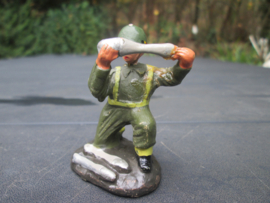 DURSO Belgium soldier with shell. Belgische soldaat met granaat jaren 60