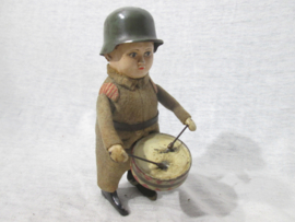 German toy soldier with helmet, not working. Duits speelgoed soldaatje Schuco, niet werkend, met Duitse helm en trommel.