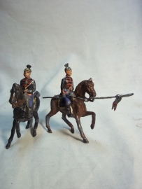 2 German tin soldiers Ulanen. 2 tinnen soldaatjes Duitse Ulanen op paard. 1 heeft nog de lans. andere is weg.