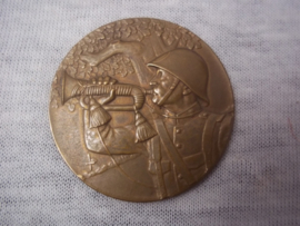 Nederlandse penning Grenadier blaast op bazuin brons. zeer decoratieve penning.