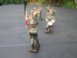LINEOL 7 German soldiers with music instruments and flag. smaler size. 7 Duitse soldaten muziekkorps met vlaggendrager. kleiner model