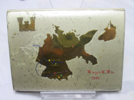 US- Army cigarette case ENGINEERS- 1945. sigaretten etui, met embleem US Engineers, afgebeeld Duitsland datum 1945.