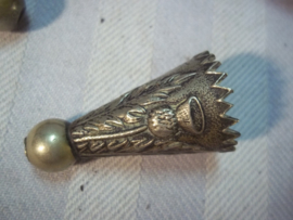 Parts of a Scottish sporan. Onderdelen voor een Schotse sporan, met distel motieven.