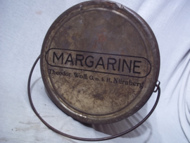 blik Margarine Theodor Wolf G.mbH. Nürnberg. Van 1939 tot eine WO2. behoorde dit toe aan de niet -Joodse eigenaar. voor de oorlog was het bedrijf 3 kwart Joods, maar het Nationaal Socialisme zorgde voor deze directeur switch.