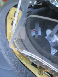 American firefighterhelmet in mint condition. Amerikaanse brandweerhelm in een zeer nette mint staat met gelaatsscherm, en bovenop de adelaar die de helmplaat vast houd. zeer leuk geheel.