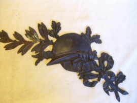 Bronze palm branch with French helmet, belongs to a gravestone. Bronzen palmtak van de Franse oudstrijdersbond voor op grafmonumenten