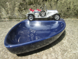 Ashtray with Matchbox car in silver. Asbak met daarop een zilverkleurige Matchbox auto. bijzonder stuk.