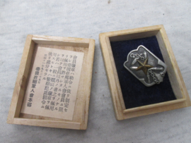 Japanese Veterans Association badge WW2 miniature with wooden box. Japanse veteranen spel WO2 in doos.