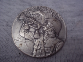 Dutch badge plaque.Nederlandse penning zilverkleurig Grenadier met bazuin, mooie afbeelding.