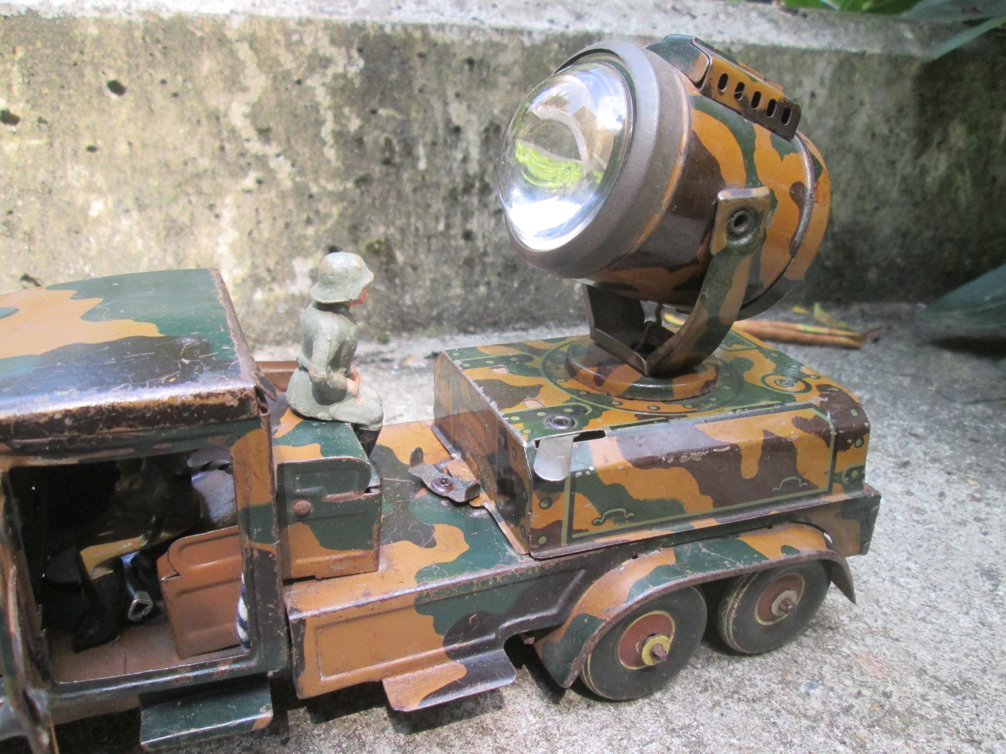 ELASTOLIN HAUSSER Tippco German truck with search light. Blikken Tippco camouflage Duitse vrachtwagen met zoeklicht welke op batterijen moet funktioneren bijzonder stuk.