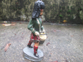 CHIALU Scottish Highlander with drum and featherbonnet. Schotse soldaat met trommel. TOP stuk