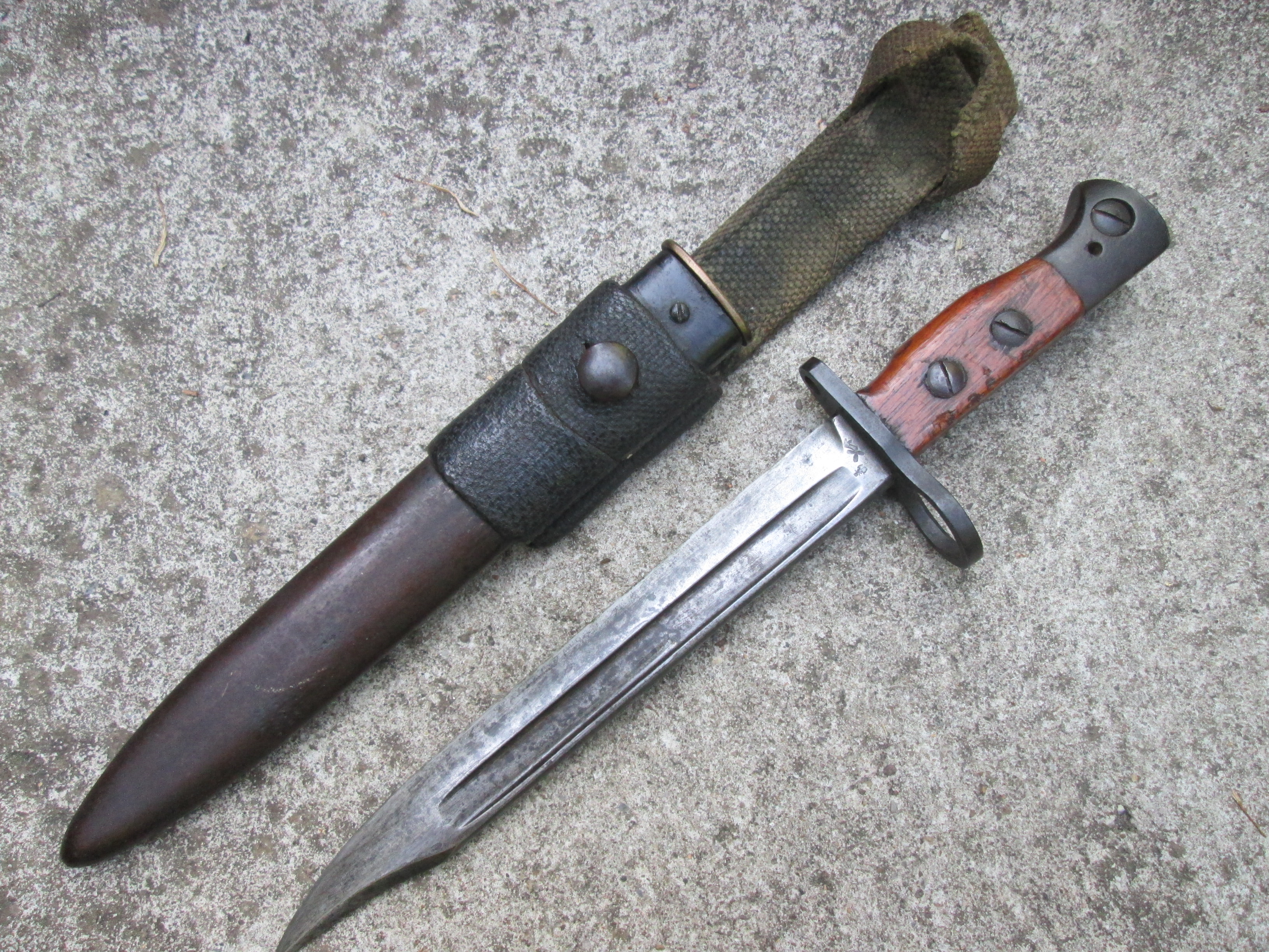 British Jungle karabine bayonet Wilkenson late war 1944. Engelse jungle karabijn bajonet met schede. Wilkenson, 1944 zeer nette staat bijna mint.