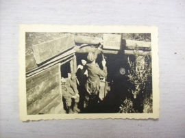 Photo of german soldiers in the trenches. foto met Duitse soldaten in een loopgraaf Oostfront