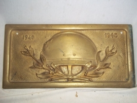 Belgium remembrance plaque 1940- 1945 bronze, with the M31 helmet.Belgische plaquette, brons vuurverguld met daarop de Belgische helm en de jaartallen 1940-1945.