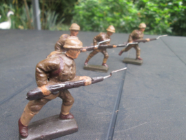 LINEOL 4 Belgium soldiers attacking, smaler size. 4 Belgische soldaten in de aanval kleiner model.