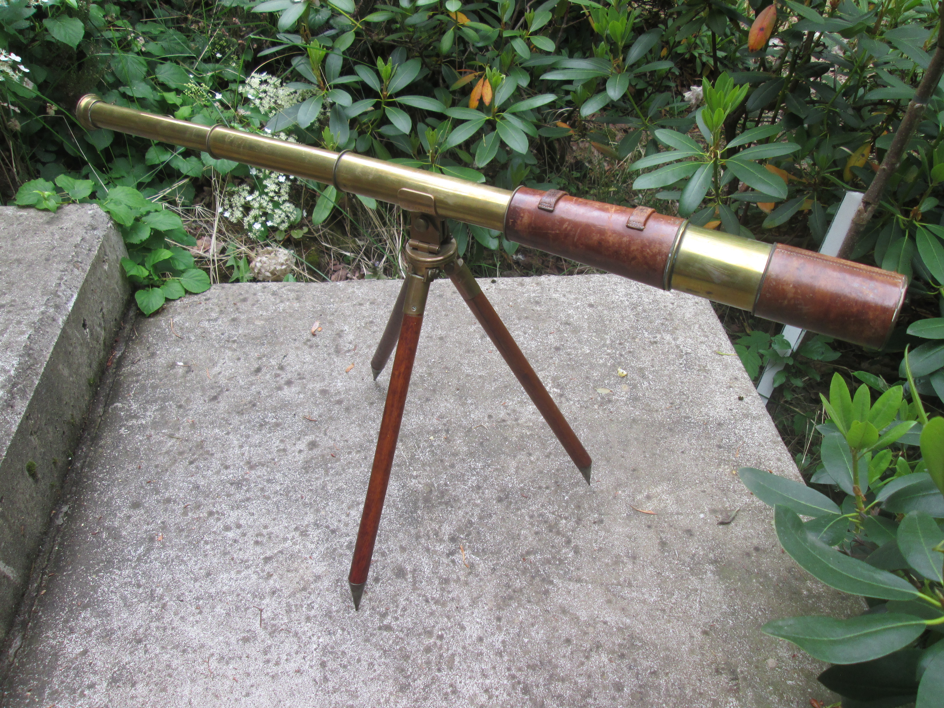 British binocular on tripod. binocular is dated 1917 tripod is dated 1942 and made in new Sealand. Engelse uitschuifbare kijker op driepoot alles mooi gemarkeerd en gedateerd TOP stuk in deze staat optisch goed.