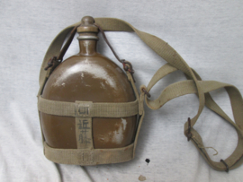 Japanese canteen almost MINT condition with nice markings. Japanse veldfles, bijna MINT staat met Japanse karakters, zeer nette staat mooi gemarkeerd, zeldzaam stuk in deze staat.