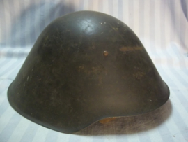 Former East- Germany steelhelmet first pattern. DDR- NVA staalhelm 1e model met 2 nieten en lederen binnenwerk, mooie gedragen staat, leuk Koude- oorlog item.