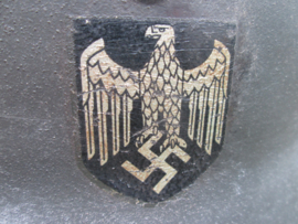German helmet M40 with Wehrmacht decal.  Duitse helm zandgeverfd met Wehrmacht decal maat ET64. kinriem helaas gebroken binnenhelm in perfecte staat zeer nette en keurige helm.
