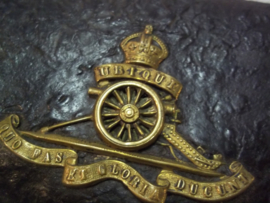 British ammunition pouch of the Royal artillery, with badge complete worn condition. Engels leren Giberne tasje van de Veldartillerie met embleem gedragen staat maar compleet. Emblemen zijn vuurverguld, geen draagriem.