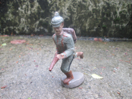 ELASTOLIN 10 cm. German soldier with spike helmet attacking. Duitse soldaat met pickelhaube in de aanval goede staat antiek speelgoed.