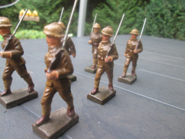 LINEOL 11 Belgium soldiers marching, smaler size. 11 marcherende belgische soldaten goede staat kleiner model.