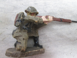 Elastolin german soldier. Elastolin Duitse soldaat die geknield schiet.