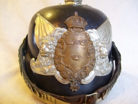 Pickelhaube Sweden in original box, Zweedse pickelhaube manschap, naar Duits voorbeeld. Zweedse Nationale Garde. compleet in opbergdoos speciaal voor pickelhauben. Dit model pickelhaube word in Zweden nog steeds bij officiële gelegenheden gedragen.