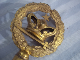 Vlaggenstandaard vuurverguld, 18cm. in driedemensionale  kroon in lauwerkrans met daaronder een sabel en de letters OF. zeer decoratief