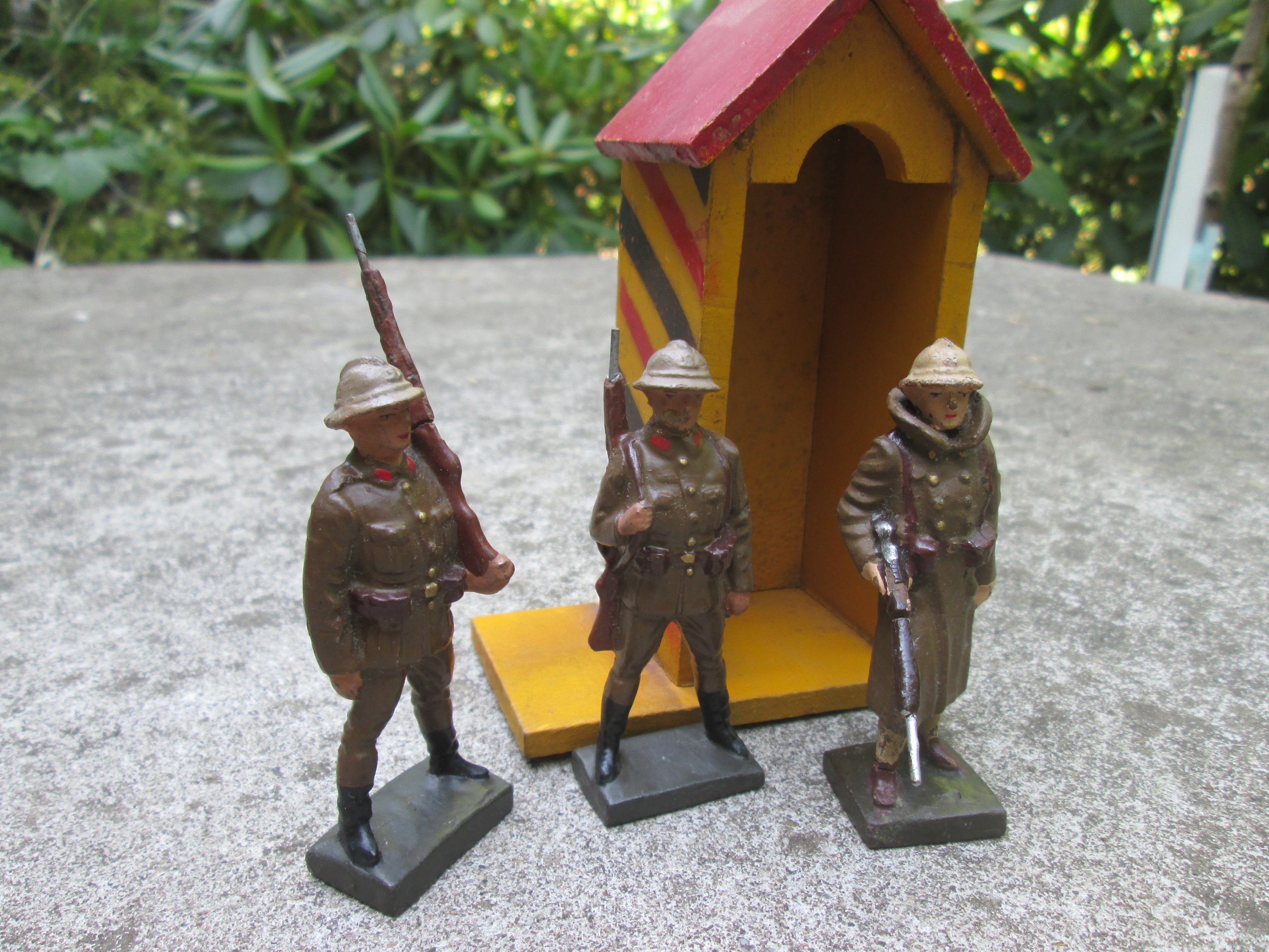 LINEOL toy set Belgium soldiers on guard. 3 Belgische speelgoed soldaatjes met een houten wachthuisje in de Belgische nationale kleuren.