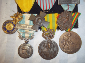 French medal bar Foreign Legion, Franse medaille balk Croix du Combattant, liberation medal, Medaille Coloniale Extreme Orient, Medaille Indo-chine, medaille territoire du Cameroun. TOP