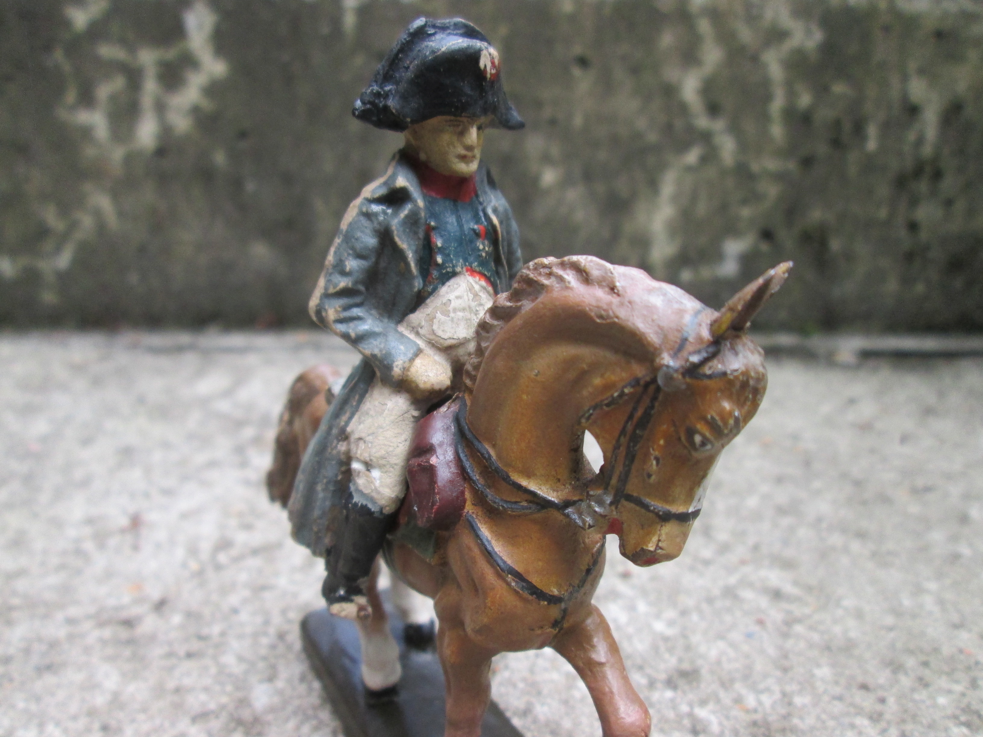 LINEOL Napoleon on his horse. Speelgoed figuur Napoleon te paard.