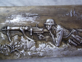 German metal wall plaque Machine gun compagnie. Duits metalen plaquette 27 bij 12 cm Duitse soldaat achter machinegeweer zilver kleurig. decoratief